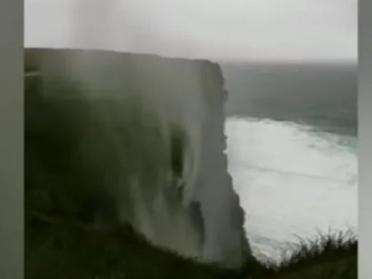 Ireland waterfall viral video where water appears flow backwards | वायरल वीडियो: आयरलैंड के इस झरने का पानी ऊपर की ओर क्यों बह रहा है, वैज्ञानिकों ने बताई वजह