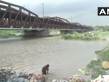water level of Yamuna River recorded at Delhi's Old Yamuna Bridge is 204.00 Metre At 8 am, 5195 cusec of water was released from the Hathini Kund Barrage | Delhi Yamuna Flood: दिल्ली में यमुना चेतावनी के स्तर के करीब, जलस्तर 204 मीटर दर्ज, जानिए क्या है अलर्ट