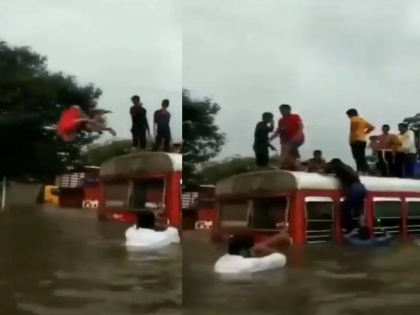 mumbai heavy rain Water logging people swing in this watch viral video | मुंबई में बारिश से सड़कें बनीं नदी, लोग स्विमिंग करते आए नजर, देखें वायरल वीडियो