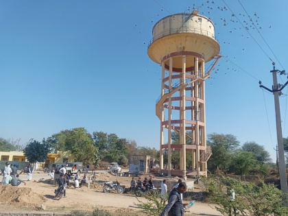Rajasthan Dalit Woman Climbs Water Tank, Demands Arrest Of Her Rapist | राजस्थान में दलित महिला पानी की टंकी पर चढ़ी, अपने रेपिस्ट की गिरफ्तारी की मांग की