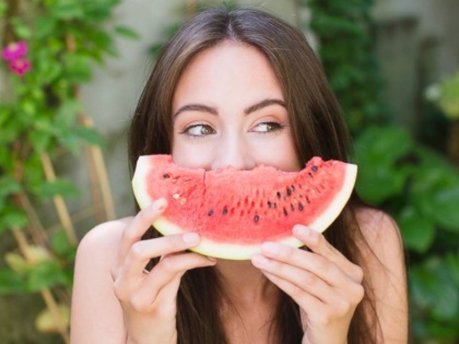 5 effective watermelon face masks for summer in hindi | तरबूज के इस फेस मास्क से 10 मिनट में पाएं निखरी त्वचा
