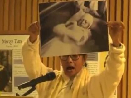 Oxford University Event live wb cm Mamata Banerjee Holds Up 1990s Attack Image After Being Heckled During Oxford University Event WATCH see video | Oxford University Event: ममता बनर्जी वापस जाओ?, ऑक्सफोर्ड यूनिवर्सिटी कार्यक्रम में हंगामा?, देखें वीडियो