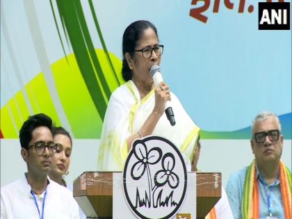 "As If I'm Their Servant" CM Mamata Banerjee's Charge Over Netaji Statue Event | "जैसे कि मैं उनकी नौकर हूँ": नेताजी की मूर्ति कार्यक्रम के निमंत्रण को लेकर ममता बनर्जी केंद्र पर भड़कीं