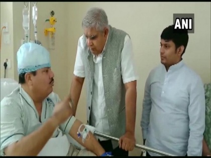 west bengal governor Jagdeep Dhankhar meet injured BJP MP Arjun singh in hospitals | अस्पताल में भर्ती भाजपा सांसद को देखने गए पश्चिम बंगाल के राज्यपाल, निर्वाचन क्षेत्र में झड़प के दौरान सिर में आई थीं चोटें