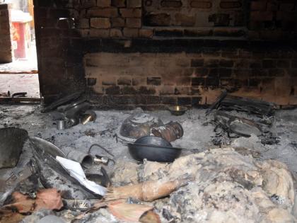 Murshidabad violence Hargobindo Das and son Chandan dragged out house hacked axe in front family police say in 900-page chargesheet against 13 people | मुर्शिदाबाद हिंसा: हरगोबिंदो दास और बेटे चंदन को 13 लोगों ने घर से खींचकर बाहर निकाला और परिवार के सामने कुल्हाड़ी से काट डाला, पुलिस ने 900 पृष्ठ के आरोपपत्र में कहा