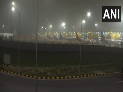 Cold wave continues in Delhi, more than 170 flights affected due to dense fog, arrival of 20 trains affected | दिल्ली में ठंड का सितम जारी, घने कोहरे के कारण 170 से अधिक उड़ानें प्रभावित, 20 ट्रेनों के आगमन पर पड़ा प्रभाव