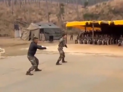 Indian army jawans at loc break dance video goes viral | LOC पर सैनिकों ने किया जबरदस्त 'ब्रेक डांस', VIDEO देख लोगों ने की रेमो डिसूजा से तुलना