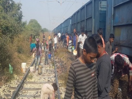 loot on bihar railway track, watch this viral video | VIDEO: बिहार में मिला कुछ ऐसा, लोगों में मच गई लूटने के लिए भगदड़