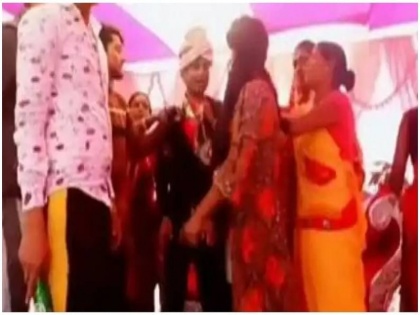 viral video of groom beating by girls on stage people were shocked after see this | स्टेज पर खड़े दूल्हे का लड़कियों ने किया बुरा हाल, लोगों ने कहा- ऐसा कौन खातिरदारी करता है भाई ! वीडियो वायरल