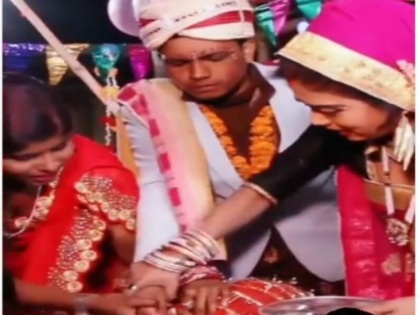 bride groom wedding funny video share on social media instagram viral video | शादी में नखरे दिखा रही थी दुल्हन, मंडप छोड़कर ऐसे भागा दूल्हा, लोगों ने कहा - लो हो गई शादी, वीडियो वायरल