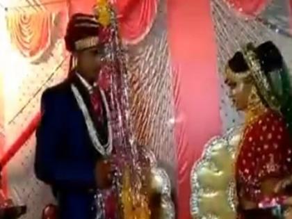 bride throwing varmala at groom netizens will shocked to see it funny video | दुल्हन ने दूल्हे को फेंककर पहनाई वरमाला, फिर दूल्हे ने किया ऐसा, लोगों ने कहा -ये कौन-सा समारोह है भाई, वीडियो वायरल bride throwing varmala at groom netizens will shocked to see it funny video | दुल्हन ने दूल्हे को फेंककर पहनाई वरमाला, फिर दूल्हे ने किया ऐसा, लोगों ने कहा -ये कौन-सा समारोह है भाई, वीडियो वायरल
