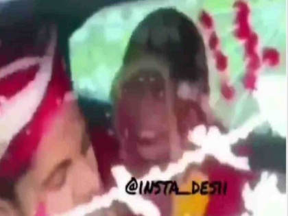 viral video of a bride who slaps groom in car very badly | कार में दूल्हे को अचानक पीटने लगी दुल्हन, वायरल वीडियो देख लोग हुए हैरान