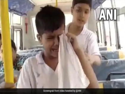Child Weeps As School Bus Stuck In Bihar 'Agnipath' Protest Video | Video: 'अग्निपथ' प्रदर्शन के दौरान रोड में फंसी स्कूल बस, डर के मारे रोने लगे बच्चे, देखें वीडियो
