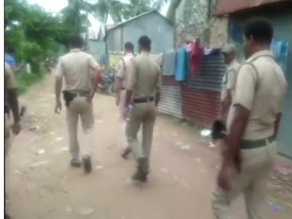 Attack on police by violators of lockdown in Red Zone in West Bengal | पश्चिम बंगाल में रेड जोन में लॉकडाउन का उल्लंघन करने वालों ने पुलिस पर किया हमला