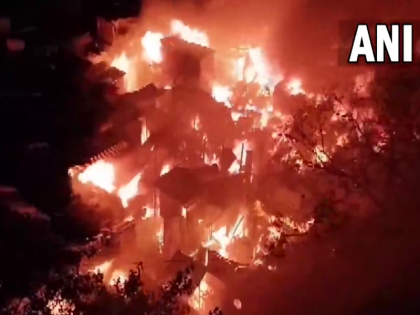 West Bengal Fire in Mangla Haat textile market 500 shops burnt 18 fire engines, 18 vehicles control the fire | पश्चिम बंगालः पूर्वी भारत के सबसे बड़े कपड़ा बाजार में लगी आग, 500 दुकानें जलकर खाक, दमकल की 18 गाड़ियों ने आग पर पाया काबू West Bengal Fire in Mangla Haat textile market 500 shops burnt 18 fire engines, 18 vehicles control the fire | पश्चिम बंगालः पूर्वी भारत के सबसे बड़े कपड़ा बाजार में लगी आग, 500 दुकानें जलकर खाक, दमकल की 18 गाड़ियों ने आग पर पाया काबू