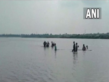 West Bengal jalpaiguri 8 people died in flash floods during immersion many still missing | पश्चिम बंगाल: विसर्जन के दौरान अचानक आई बाढ़ में 8 लोगों की हुई मौत, कई अभी भी लापता