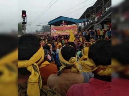 West Bengal Kurmi community protested two railway stations blockade South Eastern Railway canceled 46 express and passenger trains stopped eight others destination | पश्चिम बंगालः कुर्मी समुदाय ने दो रेलवे स्टेशन पर प्रदर्शन कर किया नाकाबंदी, दक्षिण पूर्व रेलवे ने 46 एक्सप्रेस और यात्री ट्रेनों को रद्द किया, आठ अन्य को गंतव्य से पहले रोका, जानें वजह