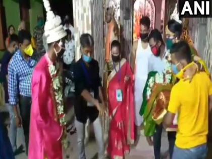 during lockdown, the couple do marrige and donated Rs 31000 to the poor in west bengal | कोरोना लॉकडाउन में पश्चिम बंगाल में हुई एक अनोखी शादी, घर में लिए दूल्हा-दुल्हन ने सात फेरे during lockdown, the couple do marrige and donated Rs 31000 to the poor in west bengal | कोरोना लॉकडाउन में पश्चिम बंगाल में हुई एक अनोखी शादी, घर में लिए दूल्हा-दुल्हन ने सात फेरे