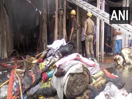 West Bengal Clothing shop gutted in fire in Chandni Chowk area of Kolkata | कोलकाता के चांदनी चौक में कपड़े की दुकानों में लगी आग, एक दुकान जलकर खाक, तस्वीरें आईं सामने