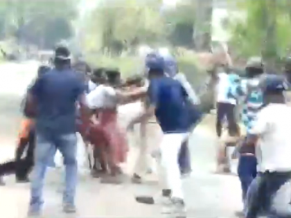 VIDEO: Clash broke between Police and locals in Baduria North 24 Parganas, WestBengal CoronavirusLockdown | VIDEO: पश्चिम बंगाल में राशन बंटवारे को लेकर बवाल, पुलिस और स्थानीय लोगों के बीच हिंसक झड़प