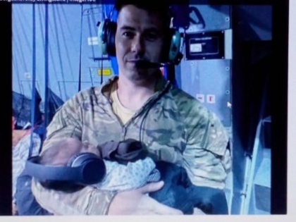 british soldier looks after afghan baby after barely conscious mother dropped her twicw on evacuation flight | अफगान मां हो रही थी बार-बार बेहोश, तब ब्रिटिश सैनिक ने छोटे बच्चे को दो घंटों तक संभाला, कहा- मेरी भी दो बेटियां है