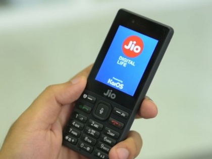 Diwali offer for Jio fans JioPone available for Rs 699 get data benefits worth Rs 700 | जियो ने आधे से भी कम किया 4G फोन का दाम, नई कीमत जानने के साथ ऐसे उठाएं 700 रुपये का फायदा