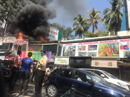 Mumbai: A furious fire near showroom near Breach Candy | मुंबईः ब्रीच कैंडी के नजदीक शोरूम लगी भीषण आग