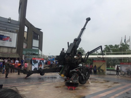 Army weapons on display at Artillery Exhibition | दिल्ली के इस मॉल में लगी हथियारों की प्रदर्शनी, सेना के जवानों ने लोगों को बोफोर्स दिखाया