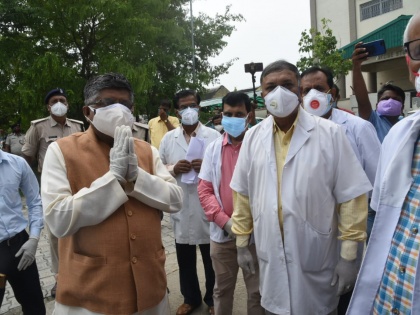Bihar patna cm nitish kumar coronavirus bjp Union Minister Ravi Shankar Prasad reached Patna inspected Hospital met doctors and health workers | पटना पहुंचे केंद्रीय मंत्री रविशंकर प्रसाद, कोविड अस्पताल का निरीक्षण, डॉक्टरों और स्वास्थ्य कर्मियों से मिले, 250 पीपीई किट, ग्लब्स और मास्क दिए