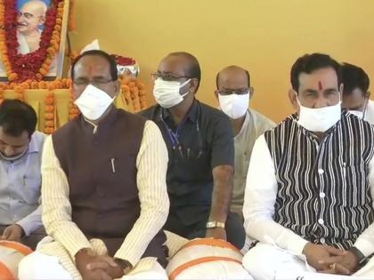कमलनाथ के 'आइटम' बयान पर मचा हंगामा, शिवराज सिंह चौहान मौन धरने पर बैठे, कही ये बात