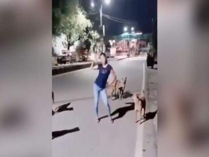 viral video of girl dancing in front of dogs on road trending on social media funny video | कुत्तों के सामने जमकर डांस किया वसंती ने , लोगों ने कहा-वीरू के मना करने के बाद भी नाची, वीडियो वायरल viral video of girl dancing in front of dogs on road trending on social media funny video | कुत्तों के सामने जमकर डांस किया वसंती ने , लोगों ने कहा-वीरू के मना करने के बाद भी नाची, वीडियो वायरल