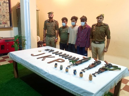 Three hybrid terrorists caught with arms and ammunition in Jammu | जम्मू में हथियारों व गोला बारूद संग पकड़े गए तीन हाइब्रिड आतंकी, जानें मामला