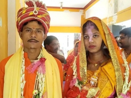 Vaishali Pandit Dhirendra Shastri Bageshwar Dham, Rukmini became Rukhsana took married her lover with Hindu listening | वैशालीः पंडित धीरेंद्र शास्त्री का प्रवचन सुन रुखसाना बनी 'रुक्मिणी' और हिंदू रीति-रिवाज के साथ प्रेमी संग लिए सात फेरे, गंडक में डुबकी लगाई