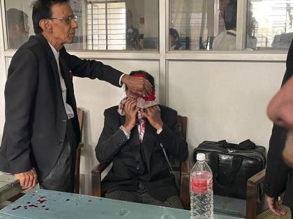 Nagpur District and Sessions Court junior lawyer threw chair senior lawyer Fierce ruckus  | नागपुर: जिला और सत्र न्यायालय में जमकर बवाल, सीनियर वकील को जूनियर वकील ने कुर्सी फेंक कर मारी, आखिर क्या है कारण