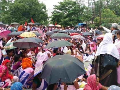 Patna ASHA workers demonstrated unique way by removing bangles from their hands blocked road and sat dharna 14-point demands | पटनाः आशा कार्यकर्ताओं ने हाथों से चूड़ियां निकालकर अनोखे तरीके से प्रदर्शन किया, 14 सूत्री मांगों को लेकर सड़क को जाम किया और धरना पर बैठीं