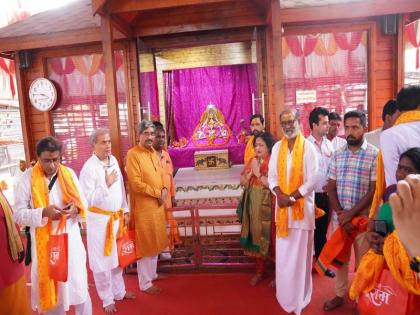 Rajinikanth visited Shri Ram Lala in Ayodhya, also offered prayers at Hanumangarhi temple | रजनीकांत ने अयोध्या में श्रीराम लला के दर्शन किए, हनुमानगढ़ी मंदिर में भी पूजा-अर्चना की