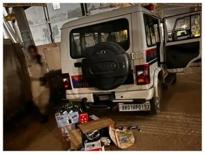 Bihar Police accused theft Goods worth lakhs found in Patna Police's Dial 112 van caught stealing goods night policemen seen hiding faces and folding hands see video | Bihar Police: पटना पुलिस की डायल 112 वैन में लाखों का सामान, रात में सामान चोरी करते पकड़े गए, चेहरा छिपाते और हाथ जोड़ते दिखे पुलिसकर्मी