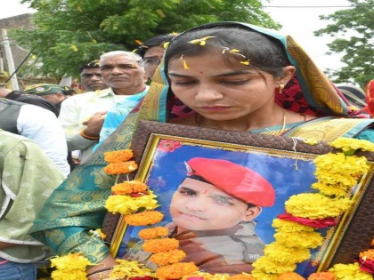 Martyr Samrasata Mission kept its promise on Rakshabandhan dedicated memorial of martyred husband to sister | शहीद समरसता मिशन ने रक्षाबंधन पर निभाया अपना वचन, बहन को समर्पित किया शहीद पति का स्मारक