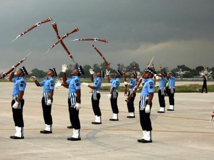 Air Force Station Jammu Air Show Air Force planes performed acrobatics in the sky, filled with patriotism, see photos | Air Force Station Jammu Air Show: वायुसेना विमानों ने आकाश में की कलाबाजी, देशप्रेम का जोश भरा, देखें तस्वीरें