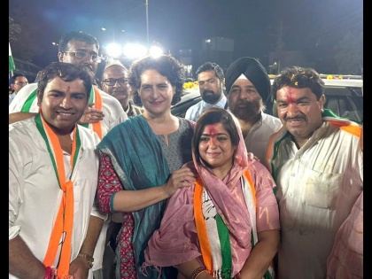 Priyanka Gandhi road show in support of Congress candidate Sanjay Shukla from Indore wished Diwali | Assembly Elections: इंदौर से कांग्रेस प्रत्याशी संजय शुक्ला के समर्थन में प्रियंका गांधी ने रोड शो किया, दीपावली की शुभकामनाएं दीं