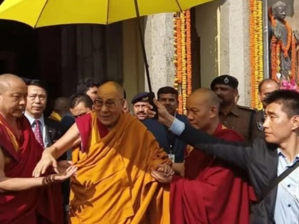 Buddhist religious leader Dalai Lama reached Bodh Gaya on a 15-day tour there was queue of devotees to see him | Dalai Lama: 15 दिन बोधगया रहेंगे बौद्ध धर्मगुरु दलाई लामा, श्रद्धालुओं की लगी रही कतार