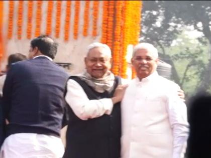 WATCH Bihar CM Nitish Kumar meets Governor Rajendra Vishwanath Arlekar in Patna tribute to Sardar Vallabhbhai Patel on his death anniversary see video | Sardar Vallabhbhai Patel death anniversary: राज्यपाल आर्लेकर से गले मिले सीएम नीतीश, कंधे पर हाथ रखकर फोटो, देखें वायरल वीडियो