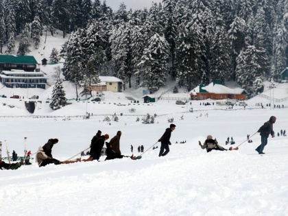 Snowfall breathed new life into Kashmir tourism 20000 tourists arrived in Gulmarg in 6 days | बर्फबारी ने कश्मीर के टूरिज्म में डाल दी नई जान, गुलमर्ग में 6 दिन में 20,000 सैलानी पहुंचे
