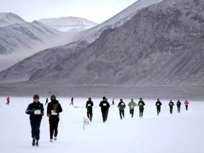 Kashmir Marathon 2024 Seven countries and 120 runners 21 km marathon on Pangong Lake alert regarding global warming | Kashmir Marathon 2024: सात देश और 120 धावक, पैंगांग झील पर 21 किमी की मैराथन, ग्लोबल वार्मिंग को लेकर किया अलर्ट, जानें आखिर क्या था मकसद