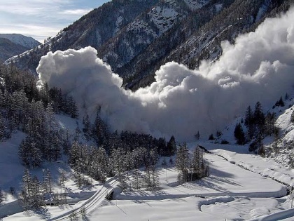 watch Avalanche in Jammu and Kashmir Gulmarg one skier killed and five rescued watch video After Snow Storm Hits Ski Slopes | Avalanche in Jammu and Kashmir: गुलमर्ग में हिमस्खलन, एक स्कीयर की मौत और पांच को रेस्क्यू किया, देखें वीडियो