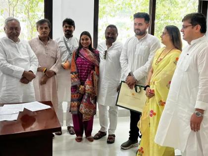 Samastipur Lok Sabha seat 2024 Ashok Chaudhary meet CM Nitish Kumar with his daughter Shambhavi contesting elections from Chirag Paswan's party see pics | Samastipur Lok Sabha seat 2024: बेटी शांभवी को लेकर मुख्यमंत्री नीतीश कुमार से मिलने पहुंचे अशोक चौधरी, चिराग पासवान की पार्टी से लड़ रहीं चुनाव Samastipur Lok Sabha seat 2024 Ashok Chaudhary meet CM Nitish Kumar with his daughter Shambhavi contesting elections from Chirag Paswan's party see pics | Samastipur Lok Sabha seat 2024: बेटी शांभवी को लेकर मुख्यमंत्री नीतीश कुमार से मिलने पहुंचे अशोक चौधरी, चिराग पासवान की पार्टी से लड़ रहीं चुनाव
