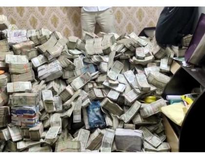 Jharkhand Minister Secretary live ED 30 crores recover machines order bank count notes bundles kept in bags, suitcases and polythene watch video | Jharkhand Minister Secretary ED: 30 करोड़ बरामद, नोट गिनने के लिए बैंक से मशीनें मंगाईं, बैग, सूटकेस और पॉलिथीन में भरकर रखी गड्डियां, देखें वीडियो