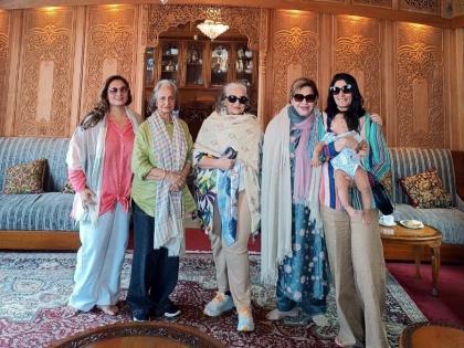 3 veteran Bollywood actresses Asha Parekh Helen and Waheeda Rehman in Kashmir capture the captivating sights | बॉलीवुड की 3 दिग्गज अभिनेत्रियां- आशा पारेख, हेलेन और वहीदा रहमान दिलकश नजारे लूटने कश्‍मीर में