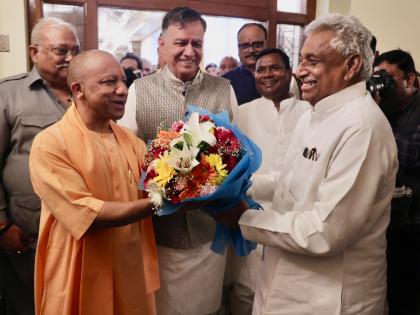 UP Assembly Monsoon Session 2024 Live Ruckus electricity, flood, law corruption, SP MLA Zahid Baig came poster pasted his back watch video | UP Monsoon Session Live: बिजली, बाढ़, कानून और भ्रष्टाचार पर विधानसभा में हंगामा, सपा विधायक जाहिद बेग अपनी पीठ पर एक पोस्टर चिपकाकर आए, देखें वीडियो