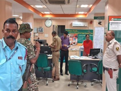 In Bihar criminals looted Rs 19 lakh from IDBI Bank in Saran district in broad daylight fired four times | बिहार में बेखौफ अपराधियों ने सारण जिले में आईडीबीआई बैंक से दिनदहाड़े लूट लिए 19 लाख रुपए, लगातार चार बार फायरिंग की In Bihar criminals looted Rs 19 lakh from IDBI Bank in Saran district in broad daylight fired four times | बिहार में बेखौफ अपराधियों ने सारण जिले में आईडीबीआई बैंक से दिनदहाड़े लूट लिए 19 लाख रुपए, लगातार चार बार फायरिंग की